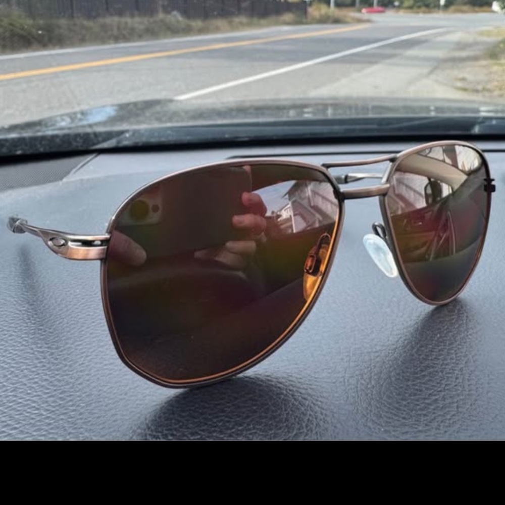 Stylish Aviator Sunglasses Oakley rose gold “ish” colored frames